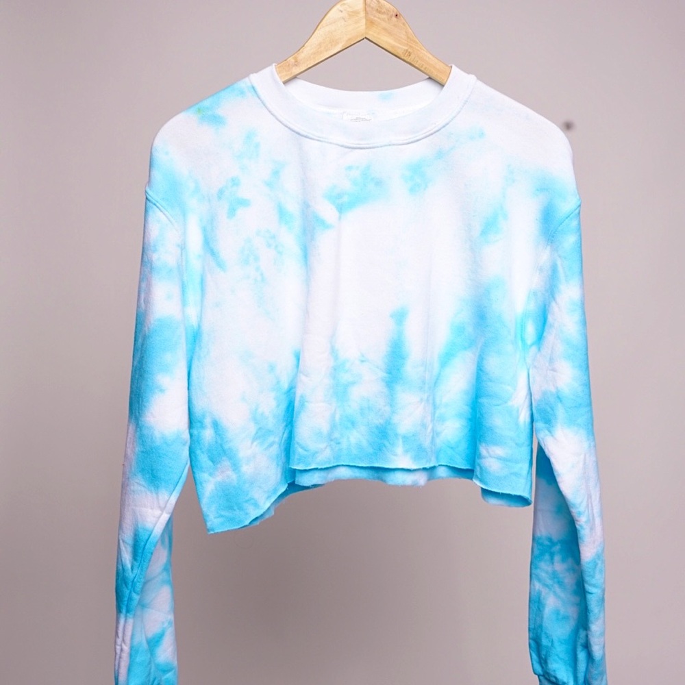 ‘Head in the clouds’ tie dye crop top